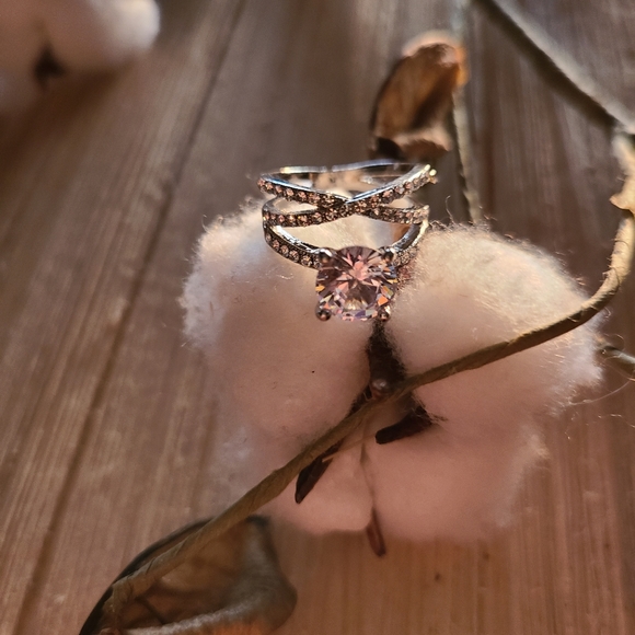 🔥🔥HOT!!🔥🔥NEW ITEM!! BEAUTIFUL!2kt center CZ stone with Winding band and CZ's - Picture 6 of 8